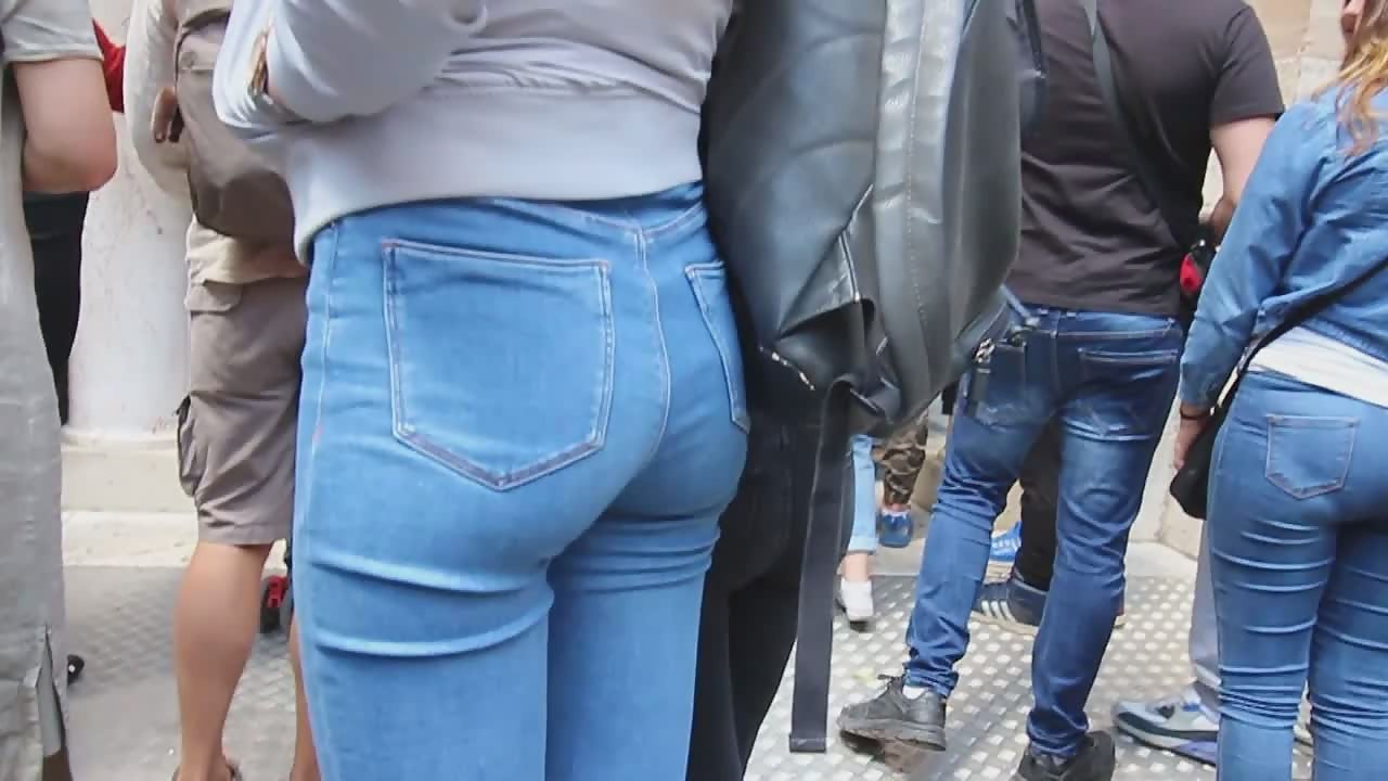 Hot schoolgirl in tight jeans