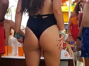 Sexy latina shakes her ass during pool party