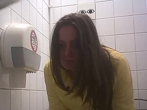 Spying on shaved pussy peeing and getting wiped with a tissue