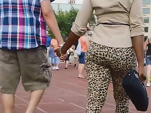 Phat ass wiggles in leopard tights