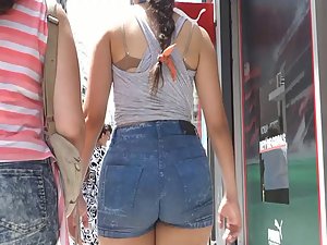 Big butt wiggles in tight shorts