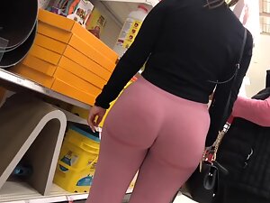 Big booty looks magically good in pink leggings
