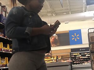 Black girl looks like she knows how to twerk that big ass