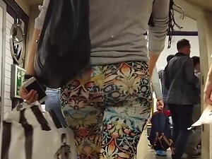Colorful leggings make her ass noticeable
