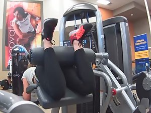 Hottie flexes her ass and legs in gym