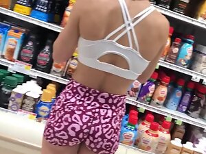 Super athletic girl spotted in supermarket