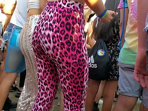 TIGHT PHAT ASS IN A CROWD