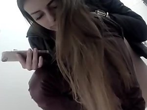 Hidden camera caught beautiful girl pissing and texting