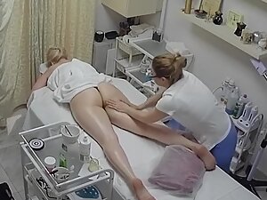 Spying on milf's big ass during massage