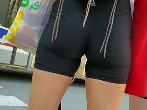 Fit girl with unbelievable gap between thighs