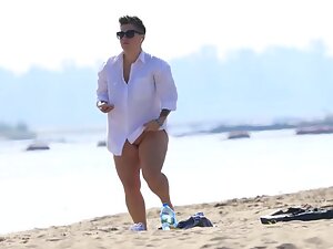 Fuckable big girl arrives to the naked beach