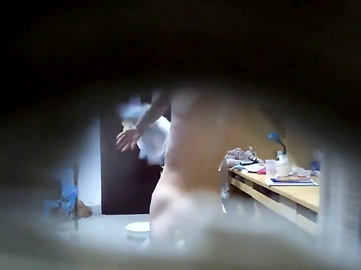 Peeping on her through a hole - Voyeurs HD