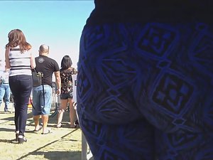Big butt in blueish tights