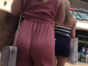 Wobbly bubble butt looks yummy in loose pants