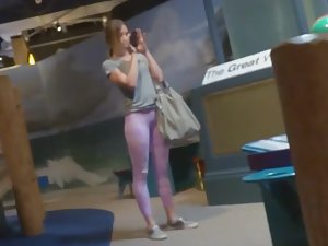 Hot girl's pussy makes big bulge in pink leggings