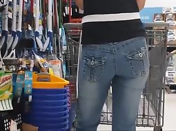 Following a cute little ass in jeans