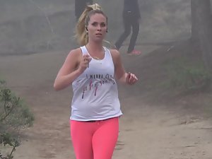 Voyeur zooms on jogger in pink tights