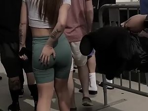 Shorty with impressive big butt in crowd