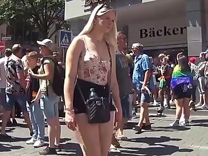 Big girl with terrific ass and her tiny boyfriend