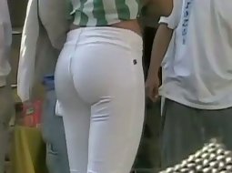 Voyeuring an ass in tight pants