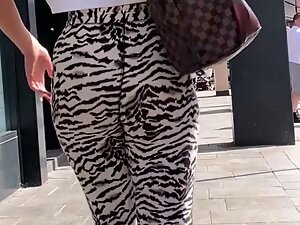 Fantastic ass wiggle in zebra leggings