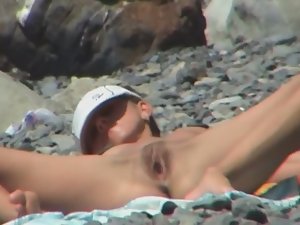 Sexy Leg Spread Nude Beach - Pussy opens while she sunbathes - Voyeurs HD