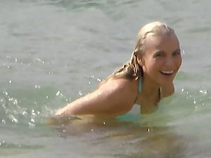 Hot girl's bikini gets pulled down