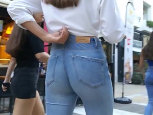 Teen constantly pulls her jeans up the crack