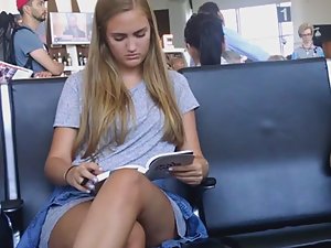300px x 225px - Upskirt while waiting for my plane - Voyeurs HD