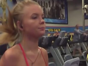 Big boobs bounce while she runs