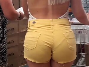 Blonde flaunts her big butt and thong in supermarket