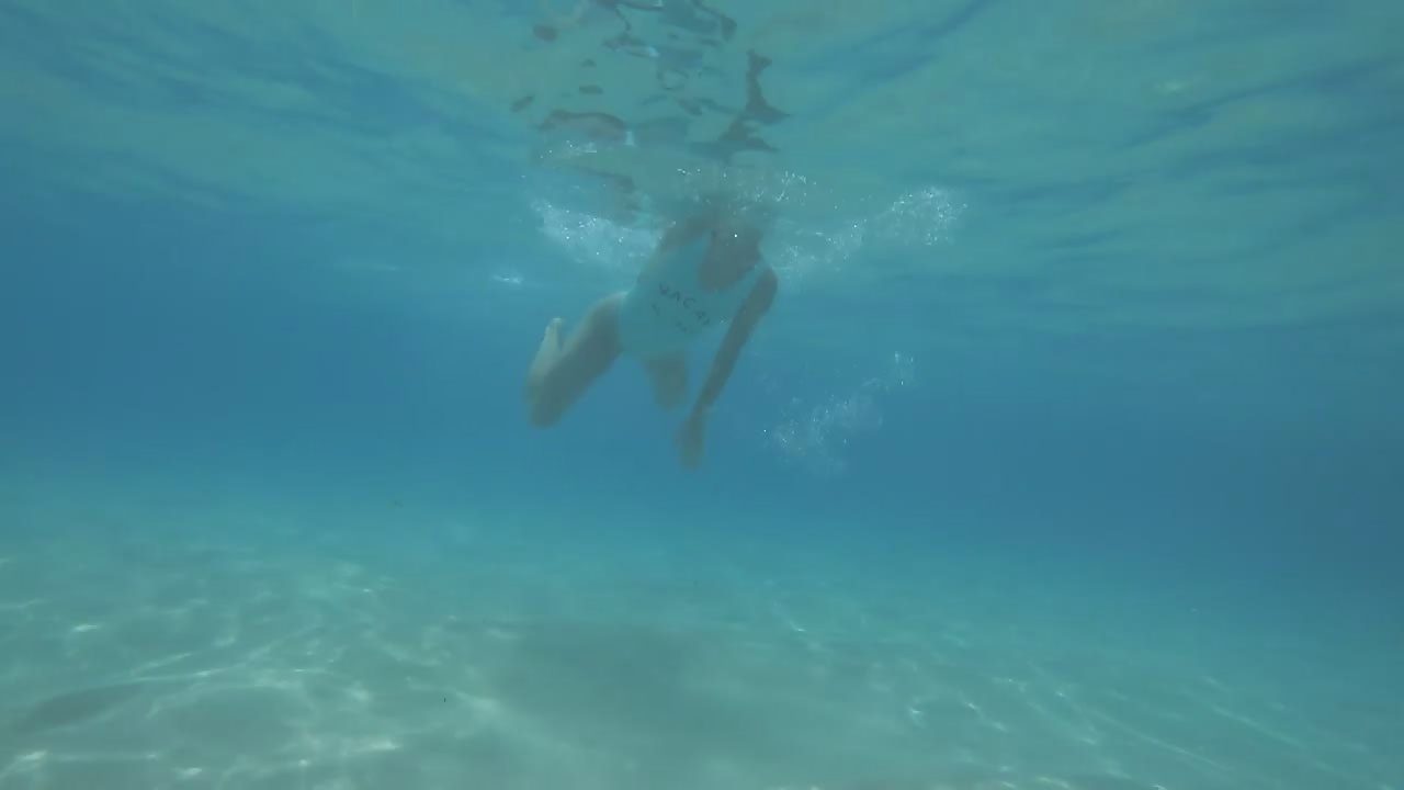 Underwater spying of girl swimming and diving - Voyeurs HD