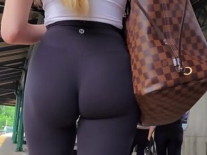 Amazing ass seen when she leaves the train