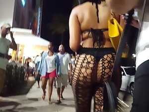 Slutty black girl shows her booty during night out